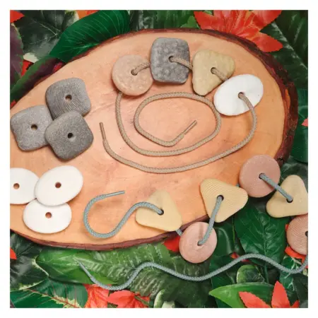Threading Pebbles - Piedritas enhebradas